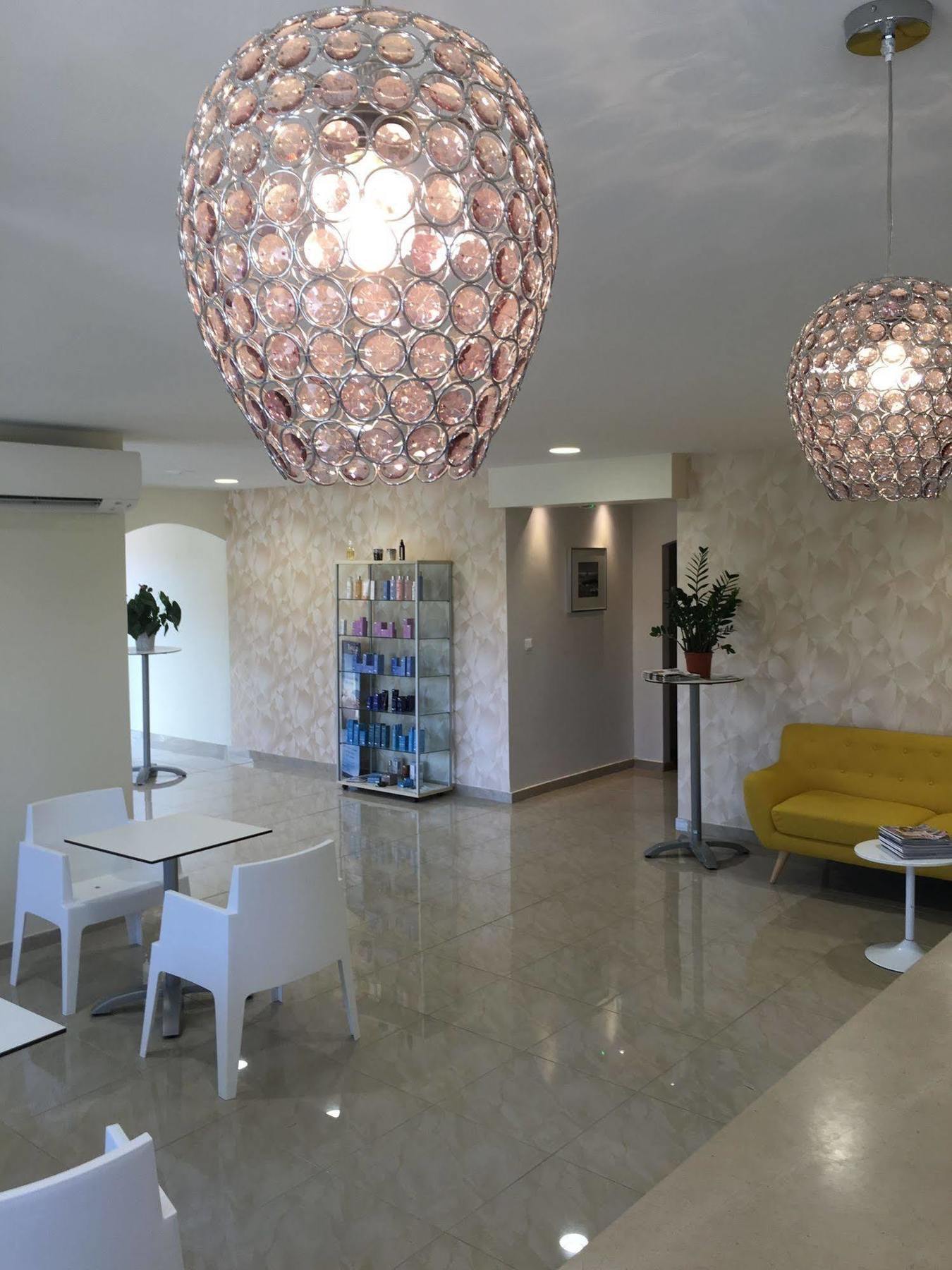 Appart'Hotel Et Chambres Essentiel Spa Arles Exterior foto